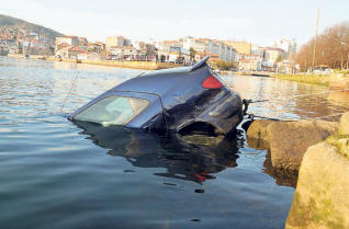 Coche hundido en el agua